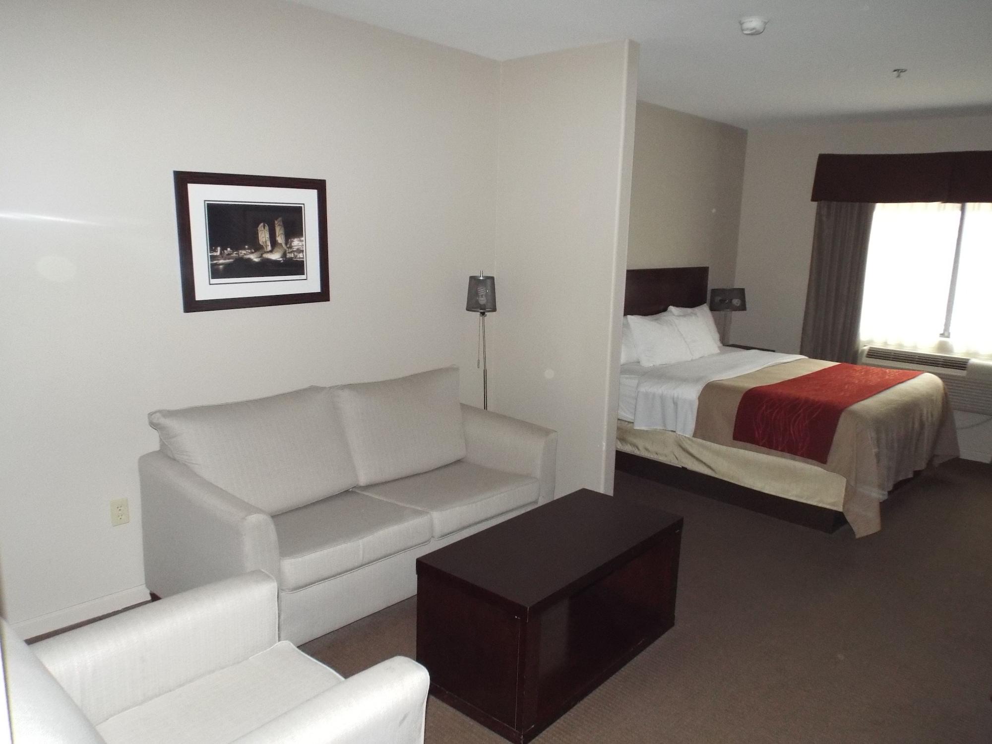 Baymont By Wyndham Columbus Hotel Exterior photo
