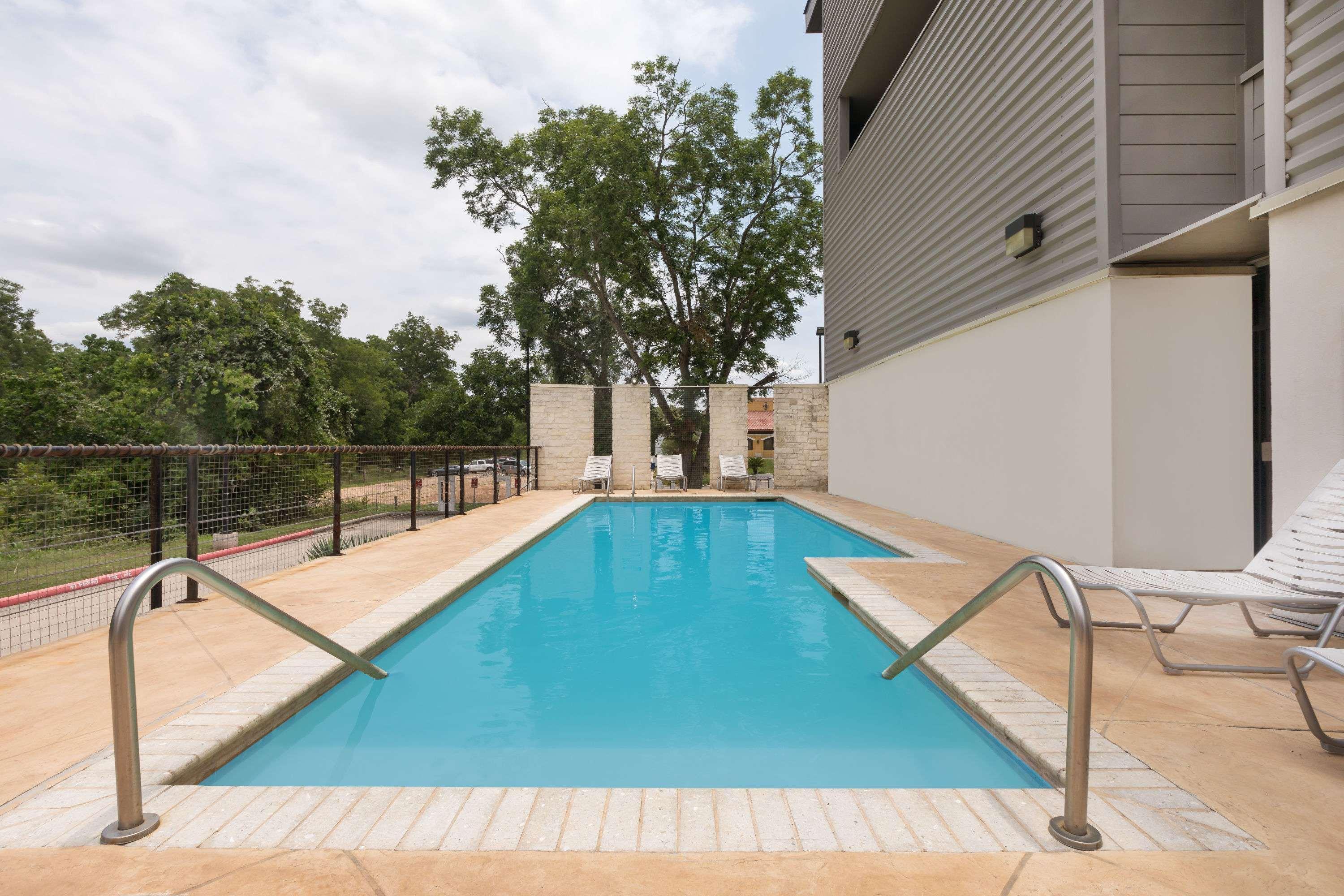 Baymont By Wyndham Columbus Hotel Exterior photo