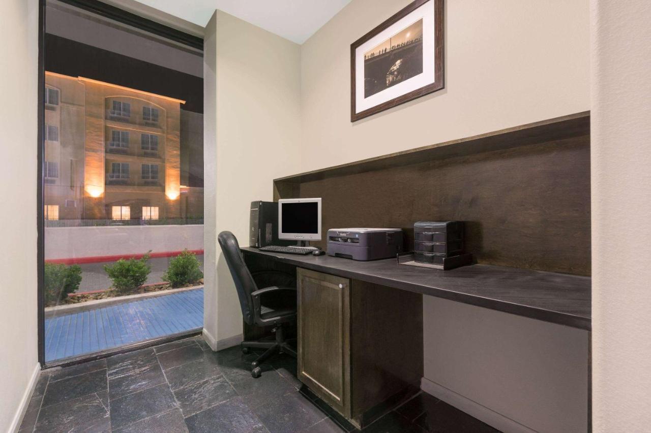 Baymont By Wyndham Columbus Hotel Exterior photo