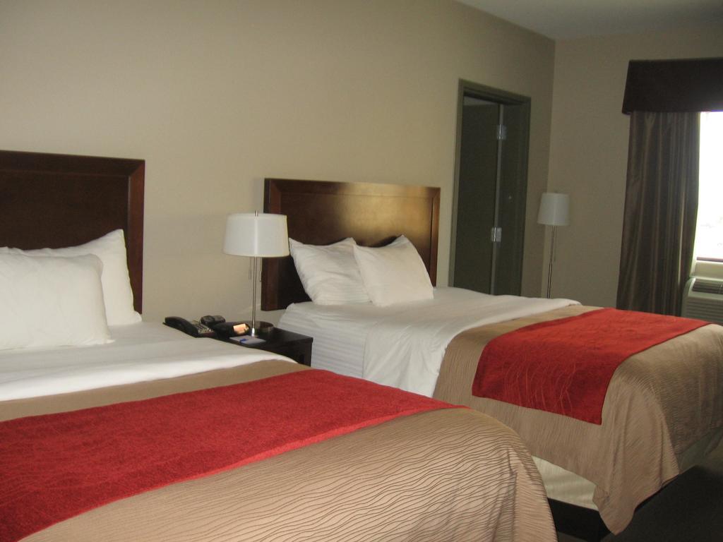 Baymont By Wyndham Columbus Hotel Exterior photo