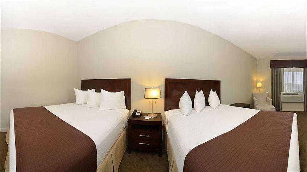 Baymont By Wyndham Columbus Hotel Exterior photo