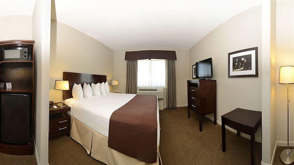 Baymont By Wyndham Columbus Hotel Exterior photo